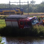 Brandweerwagen bijna te water bij blussen van tractorbrand Leidsevaart Lisse (Video update)